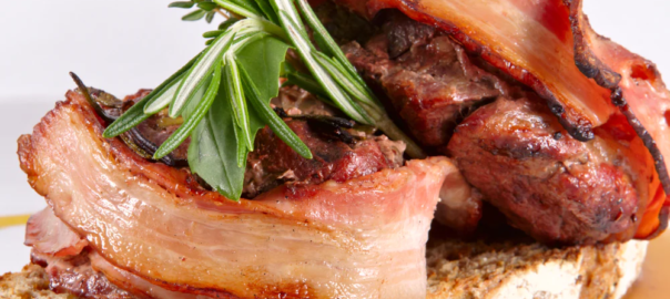 Bacon Herb-Wrapped Pork Tenderloin with Roasted Potatoes - Tunisie