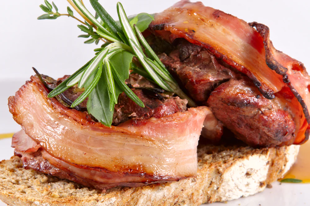 Bacon Herb-Wrapped Pork Tenderloin with Roasted Potatoes - Tunisie